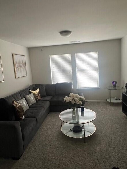 Building Photo - 1905 Azure Grove Ct