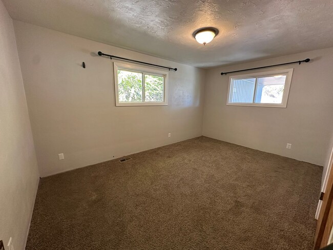 Building Photo - Spacious 4 Bedroom Home with Fireplace & F...