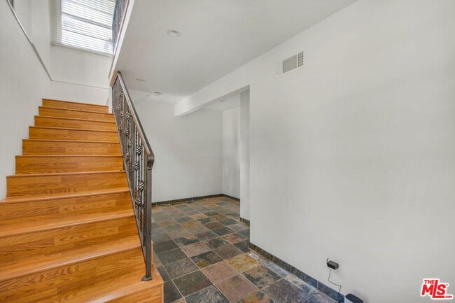 Building Photo - 5039 Marburn Ave