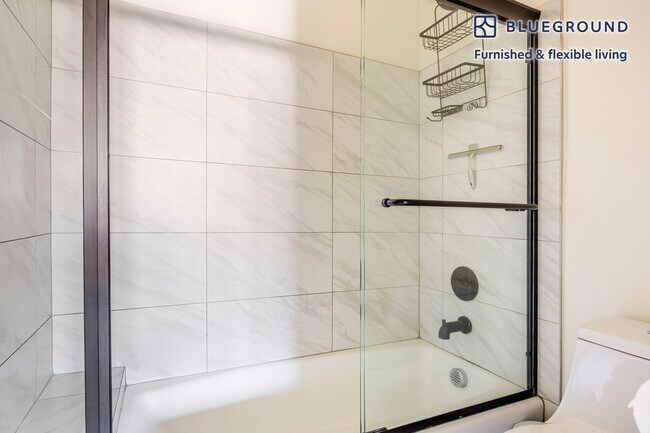 Building Photo - 654 N Virgil Ave