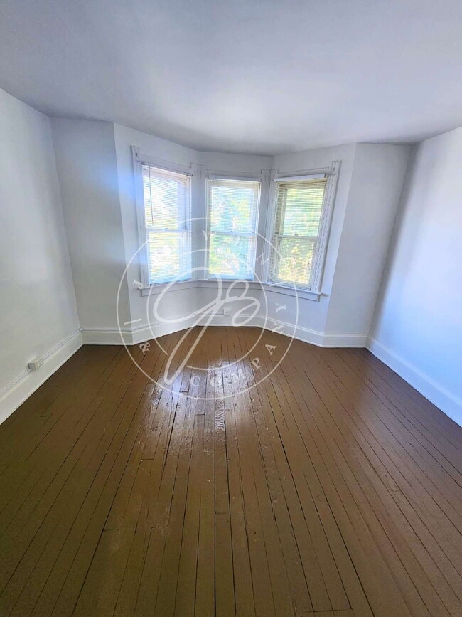 Building Photo - 4 bed 2 bath with 1st floor bedroom and ba...