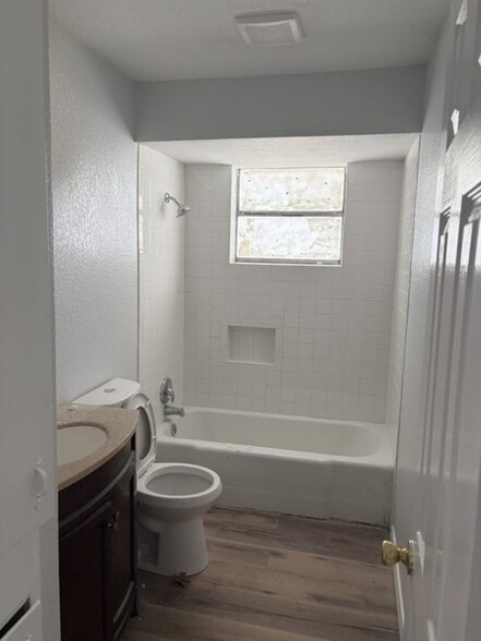 Building Photo - 604 W 4th St