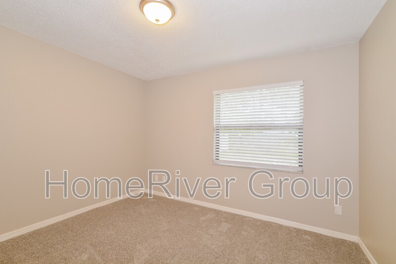 Building Photo - 2811 Queen Palm Dr