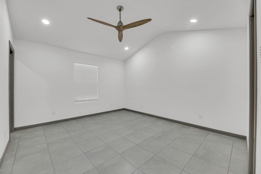 Building Photo - 1308 E Hibiscus Ave