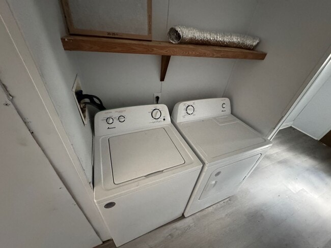 Building Photo - 328 Pine Tree Dr