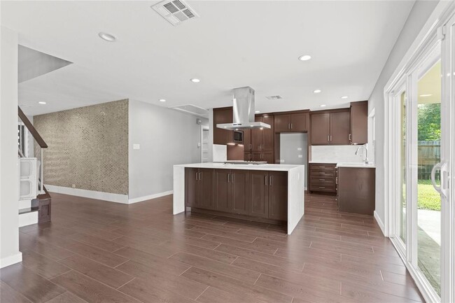 Building Photo - 22435 Elsinore Dr