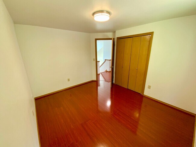 Building Photo - Stunning 4 Bedroom/2.5 bath- Move-In Ready Home with Private Backyard
