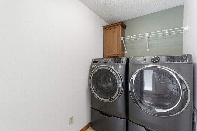 Building Photo - 3 Bedroom | 2 Bathroom | 2 Car Garage| Ozark MO | Fireplace | Separate Green House/Office | Fence...