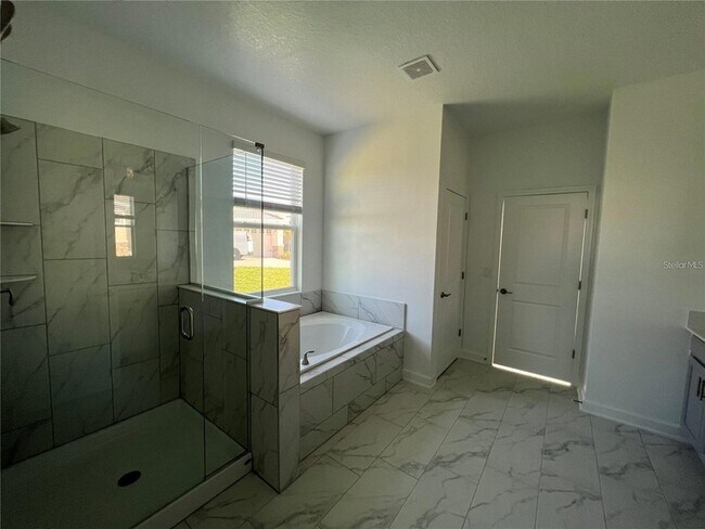 Building Photo - 8855 Fallen Oak Dr