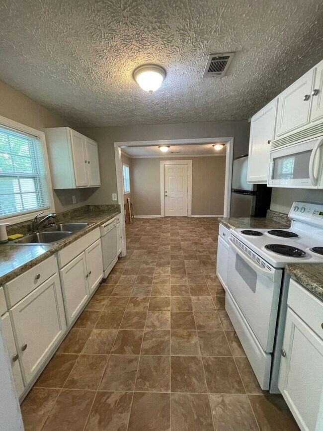 Building Photo - Updated 3/1 House in Cedartown- $1,395