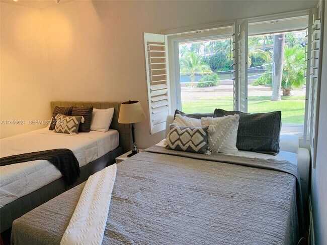 Building Photo - 701 Hollywood Blvd