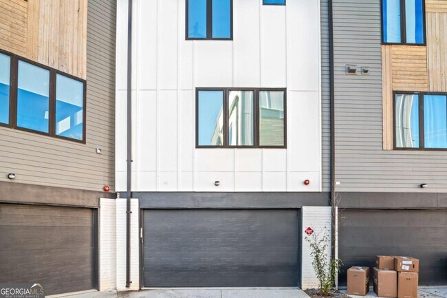 Building Photo - 2424 Memorial Dr SE