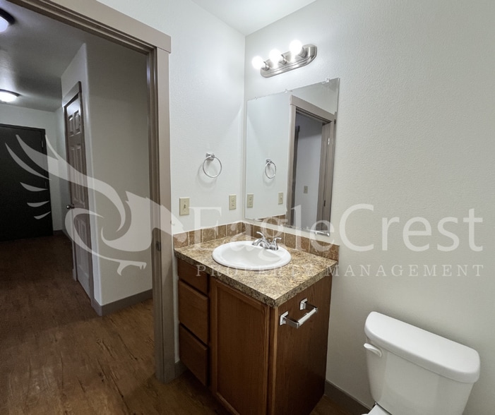 Building Photo - 3rd Floor Two Bedroom, One and a Half Bathroom Unit With View