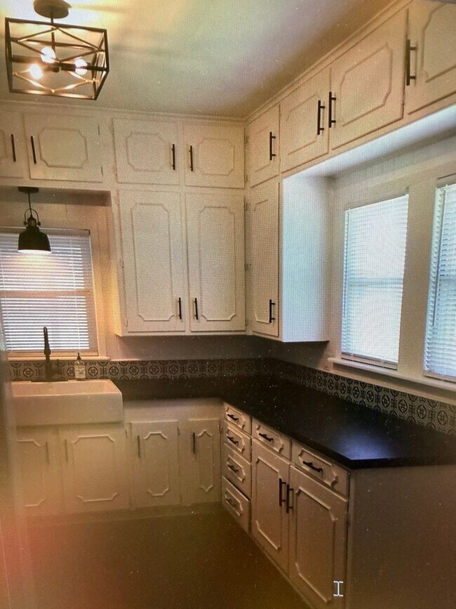 Building Photo - Charming 2 bed 2 bath 1 car garage AND 2 CAR CARPORT!!  Modern Farmhouse with Glassed in Sunroom!