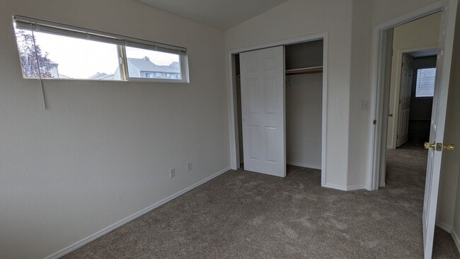 Building Photo - 3 BED/2.5 BATH TOWNHOME IN UNIVERSITY VILL...