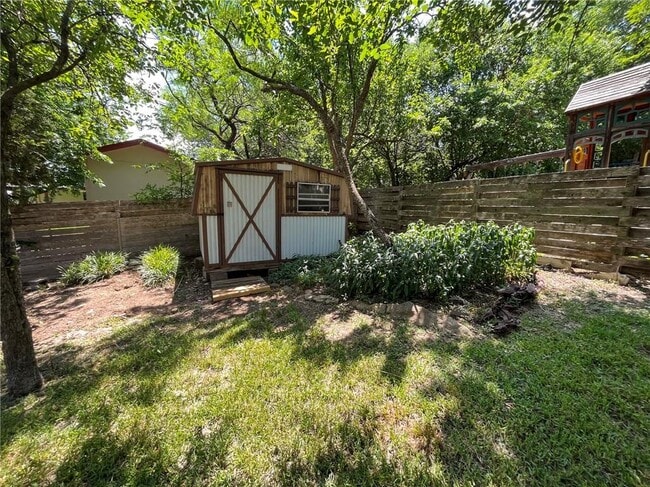 Building Photo - 2401 Silver Spur Dr