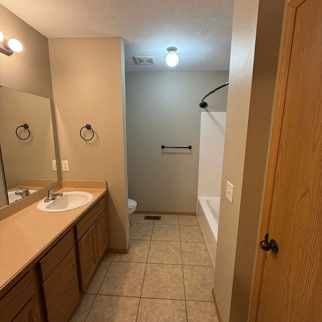 Building Photo - 3 bedroom 2 bathroom  Home in Clever MO