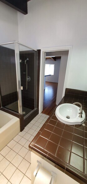 BATH RM - 3820 Ocean Dr