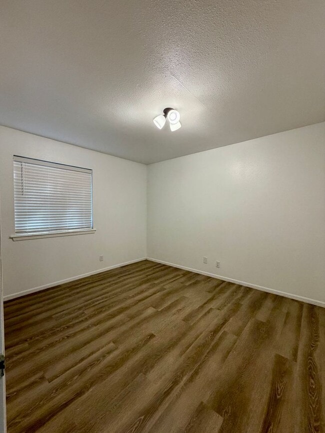 Building Photo - Beautiful Fully Remodeled 2 bedroom Townhome