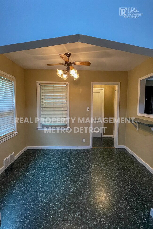 Building Photo - LEASE TODAY and SAVE!!