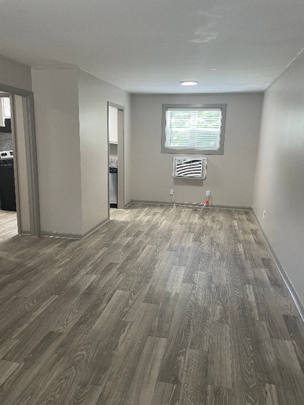 Building Photo - 1106 W 7th St