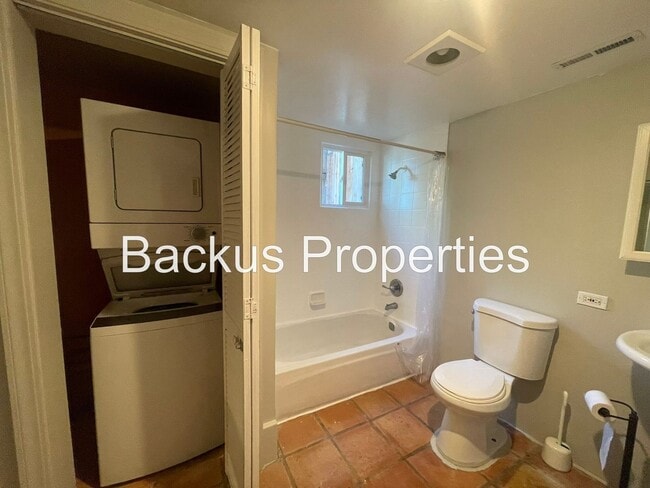 Building Photo - Wonderful furnished upper Seaside unit