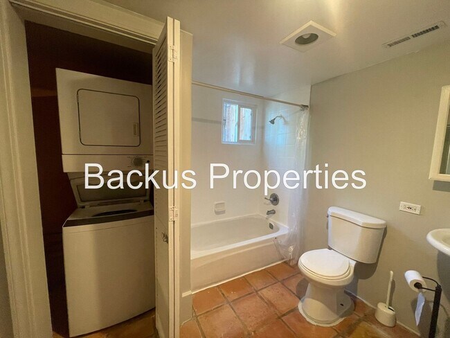 Building Photo - Wonderful partially furnished upper Seaside unit