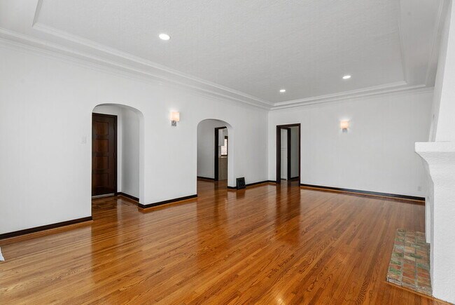 Building Photo - 76 Roycroft Ave