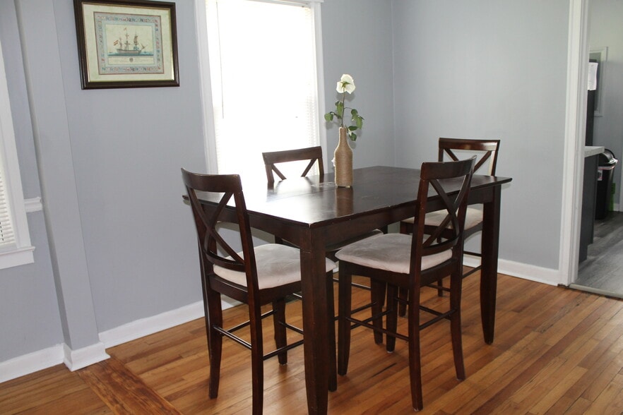 Furniture and decorations are not included (pictures from previous furnished rental) - 1607 Robinhood Rd