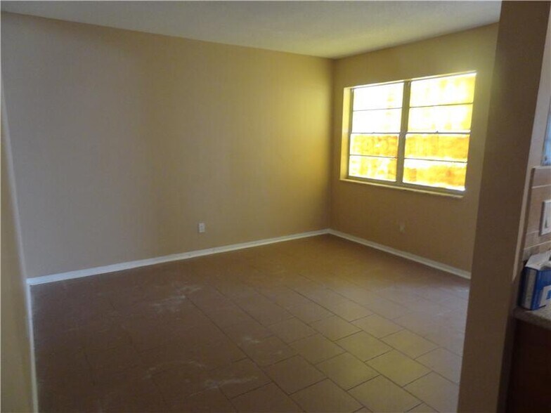 Building Photo - 6120 SW 48th Ct