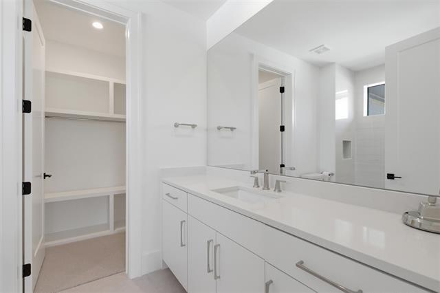 Building Photo - 9855 Kingsway Ave