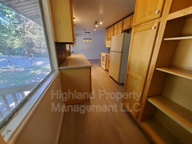 Building Photo - 1705 NE Wheatland Dr