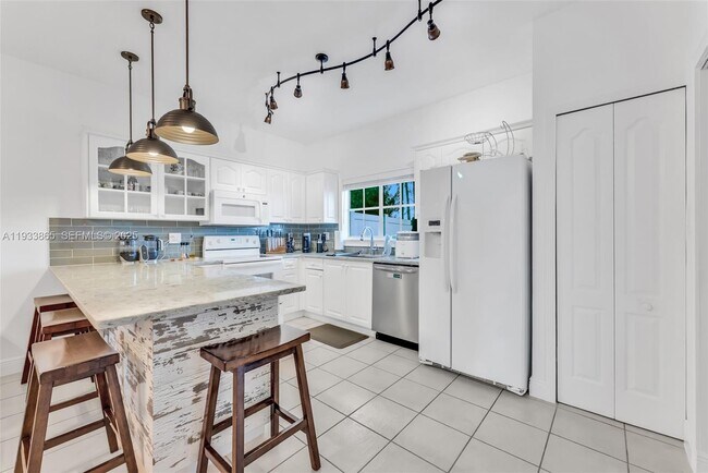 Building Photo - 12925 SW 49th Ct