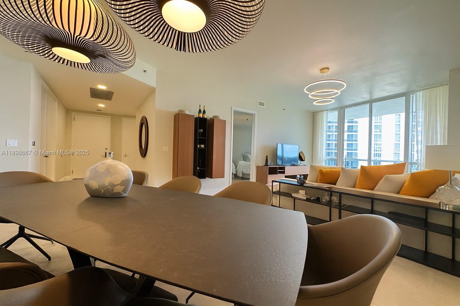 Building Photo - 15901 Collins Ave