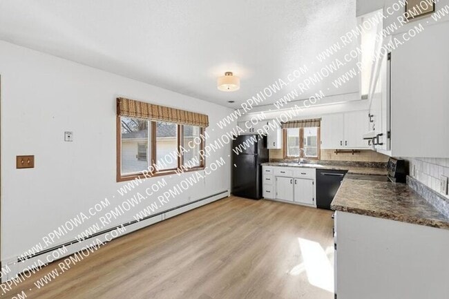 Building Photo - 402 S Clark Ave