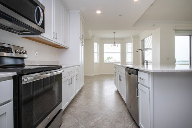 Building Photo - Riverfront Condo - 2 bed - 2 bath for rent