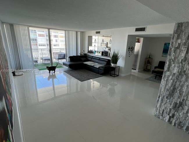 Building Photo - 18061 Biscayne Blvd