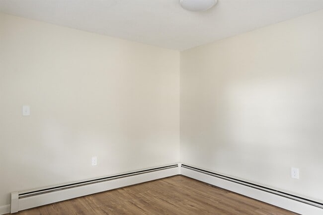 Building Photo - 289 Derry Rd