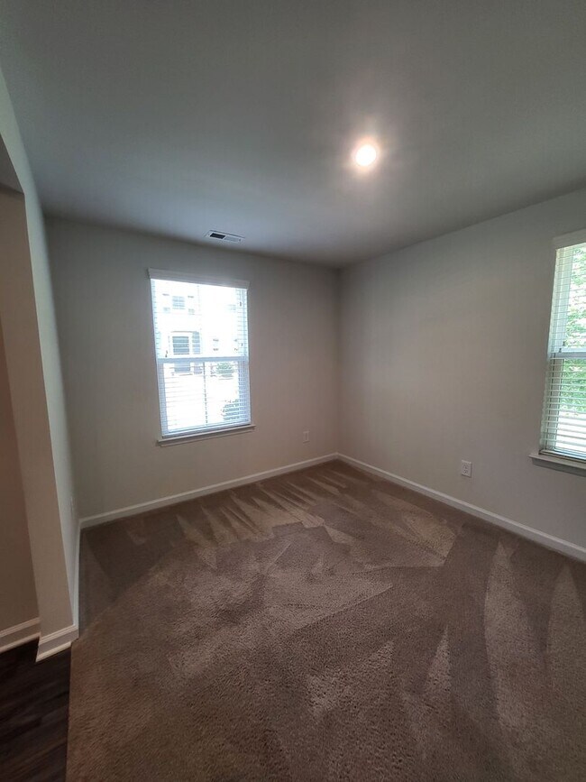Building Photo - 3BR/2.5BA End Unit Townhome