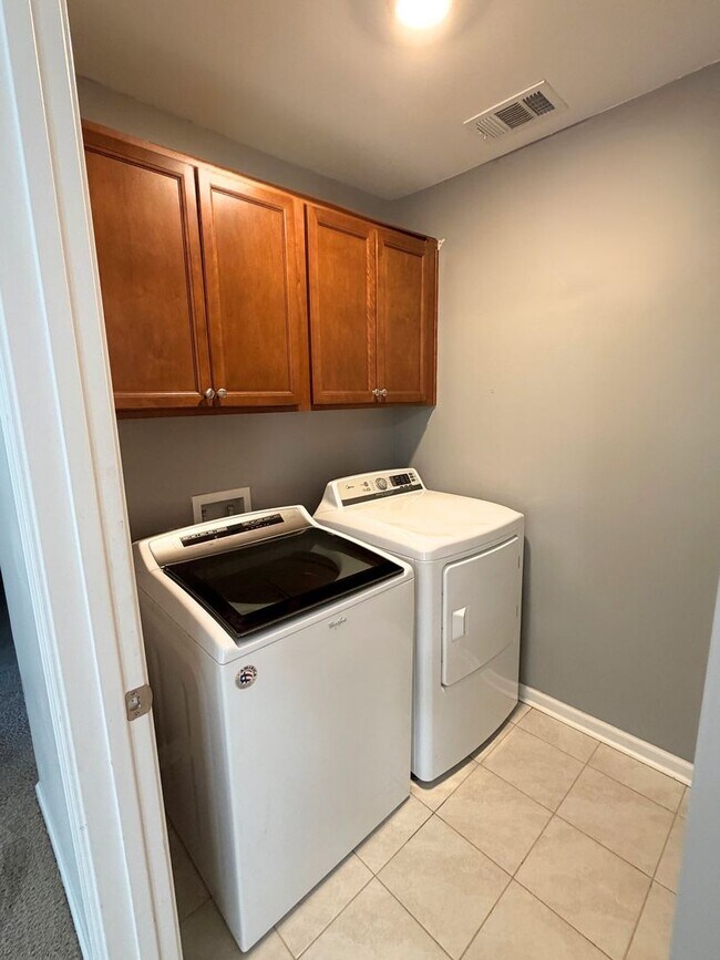 Building Photo - Spacious 5-bedroom, 3-bath home featuring two additional flex rooms!