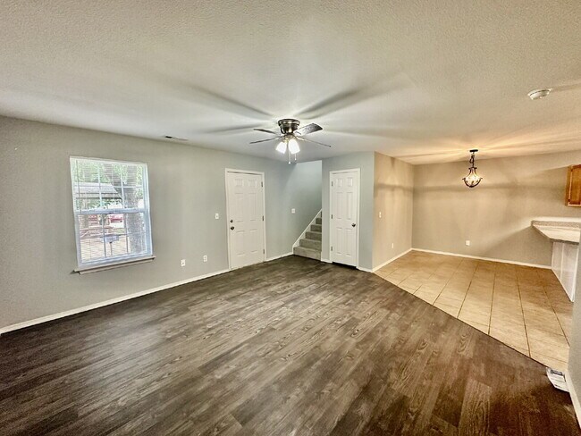 Building Photo - 1460 W Jct St