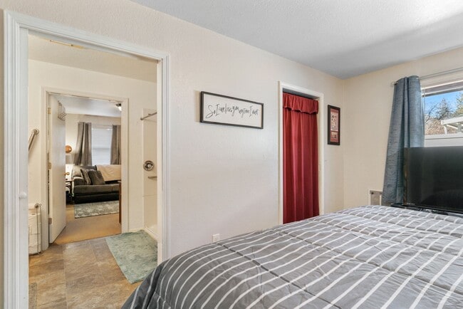Building Photo - 6 Bed 3 Bath Accessible Rambler