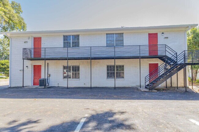 Building Photo - Newly Renovated 2 BR/1BA Luxury Apartment Home