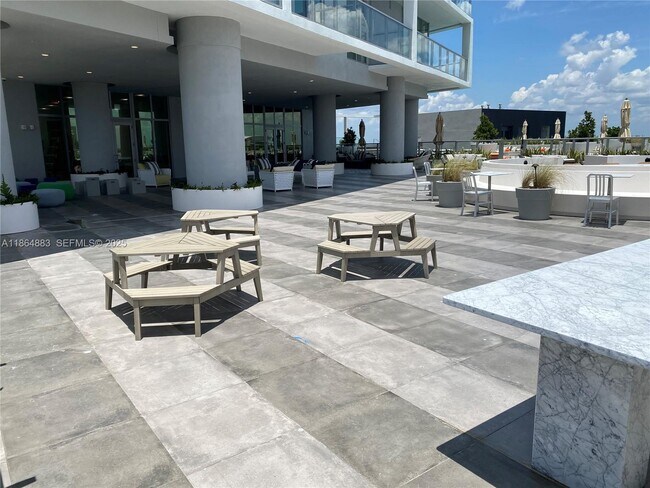 Building Photo - 2000 Metropica Wy