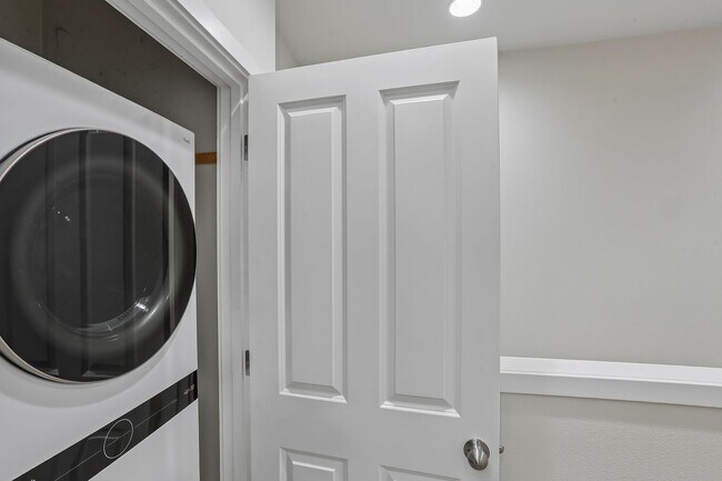 Building Photo - Dual-Suite 2BR/2.5BA Townhome-Style Condo — Gas Fireplace, Balcony & Attached Garage | Heron Cree...