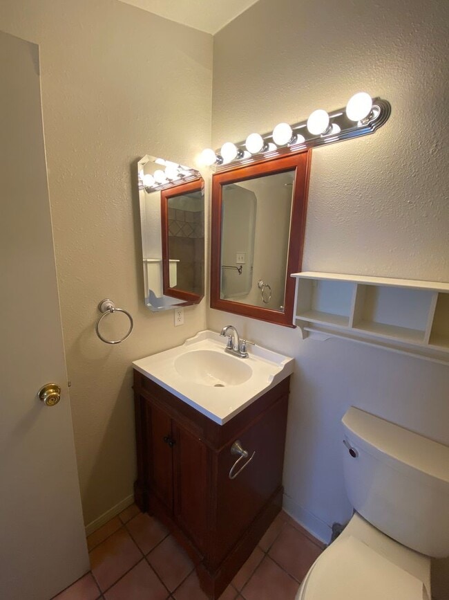 Building Photo - Cute 2 bedroom, 2 bath duplex, spacious ba...