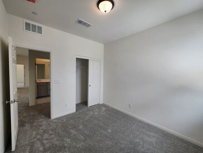 Building Photo - WOW Four Bedroom in North Summerlin!