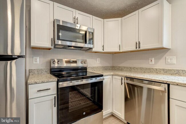 Building Photo - 6320 Lightburn Ct