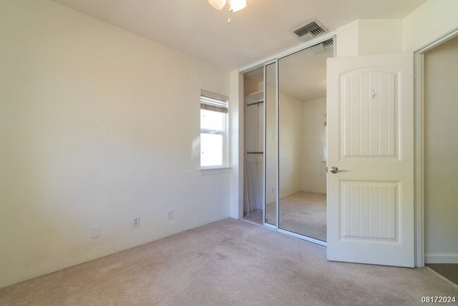 Building Photo - LARGE and SPACIOUS 3bd/3ba/2pkg (SEA COUNTRY) $3900