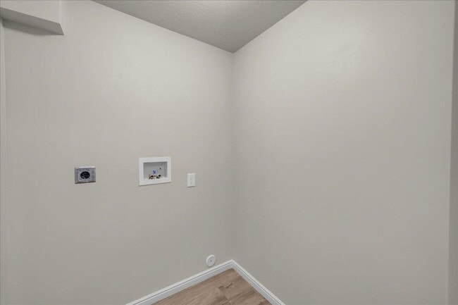 Building Photo - Charming downstairs apartment in Cedar Cit...